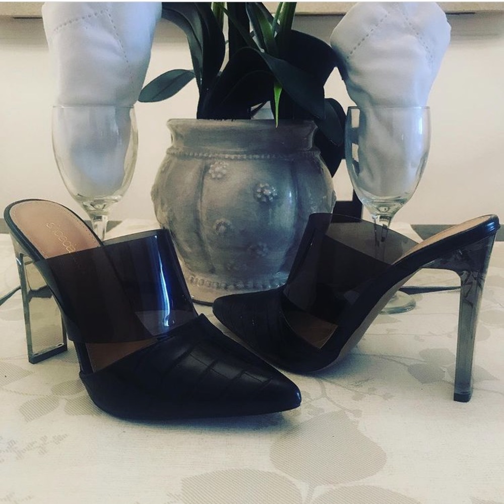 Blk point toe heels